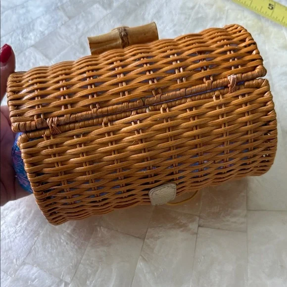 🌴 Lilly Pulitzer Elegant Tan Woven Basket Clutch with Blue Interior Brand New - Picture 2 of 7